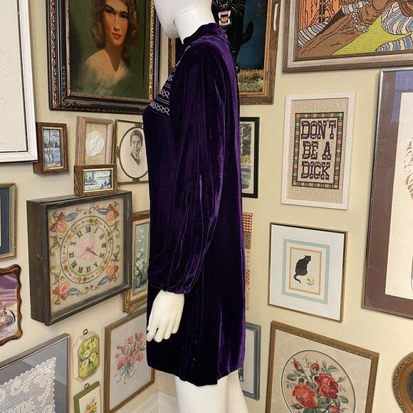 70s Vintage Purple Velvet Mini Dress with Smocked Yoke & Puff Sleeves Size 13 - Picture 4 of 6